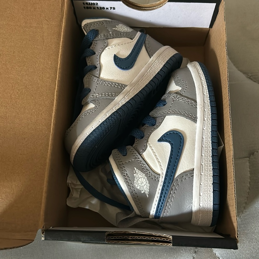 Jordan Kids Sneakers in Cream and Navy
